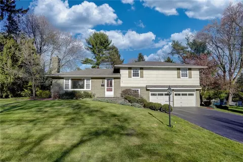 68 Hillcrest Dr, Penfield, NY 14526