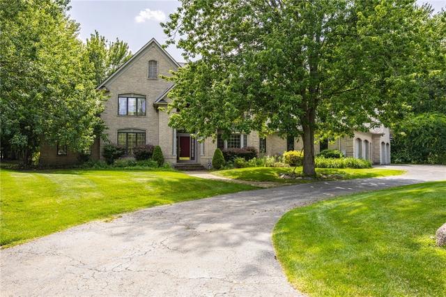 24 Roxbury Ln, Pittsford, NY 14534