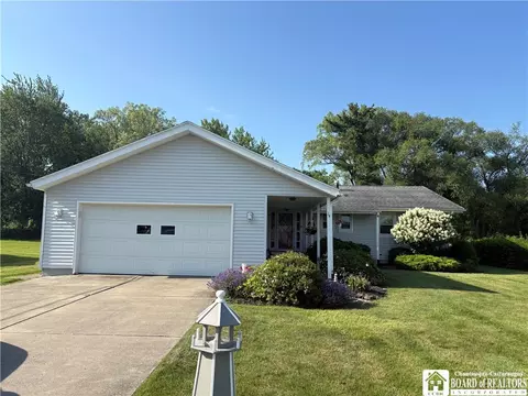 14 Sunset Dr, Pomfret, NY 14063
