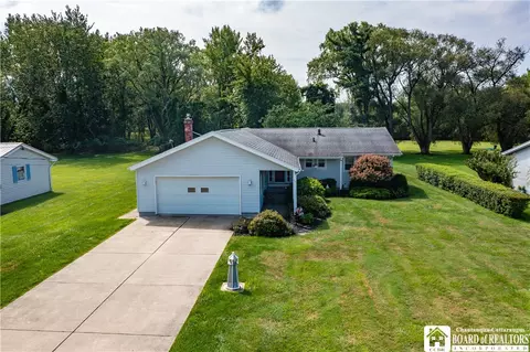 14 Sunset Dr, Pomfret, NY 14063