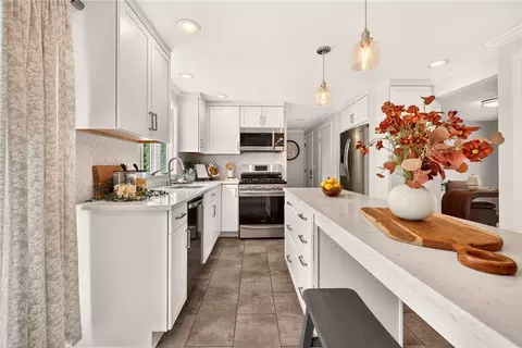 Kitchen - 953 Dibbles Trl, Webster, NY 14580 photo 3 of 7