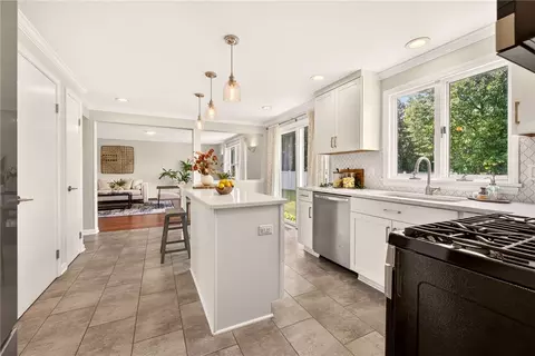 Kitchen - 953 Dibbles Trl, Webster, NY 14580 photo 6 of 7
