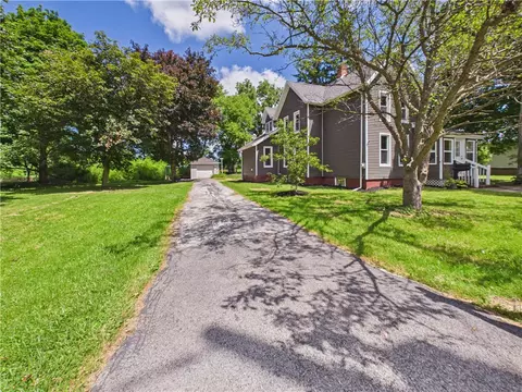 22 Stephens St, Clifton Springs, NY 14432