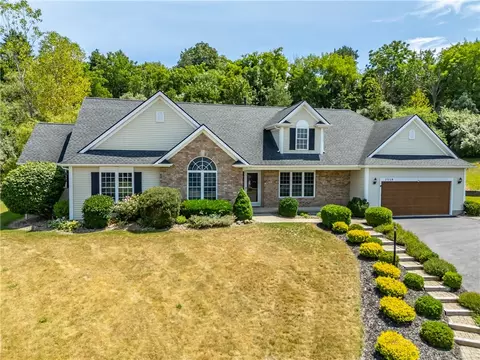 7359 Sachem Trl, Victor, NY 14564
