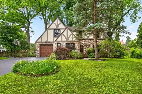 33 Fair Oaks Dr, Perinton, NY 14445