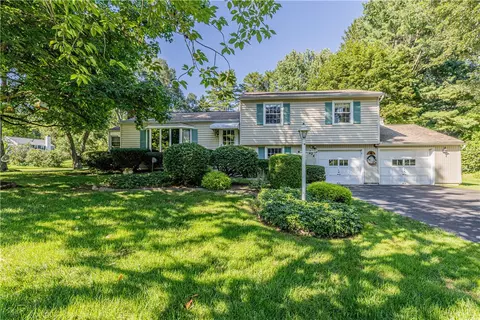 24 Shire Oaks Dr, Pittsford, NY 14534