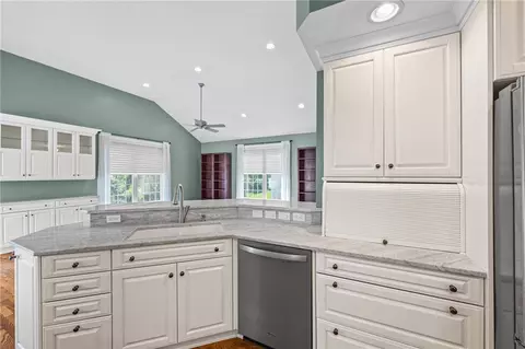 Kitchen - 47 Granite Dr, Perinton, NY 14526 photo 7 of 10