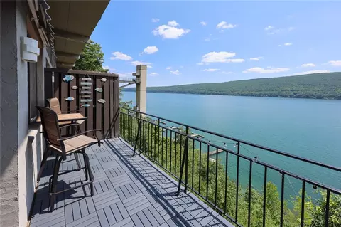 2 Cliffside Dr, South Bristol, NY 14424