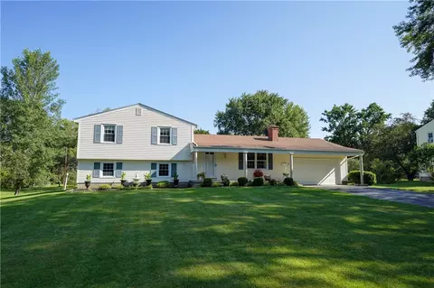 11 Sawmill Dr, Penfield, NY 14526