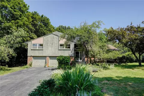 315 Dunrovin Ln, Rochester, NY 14618