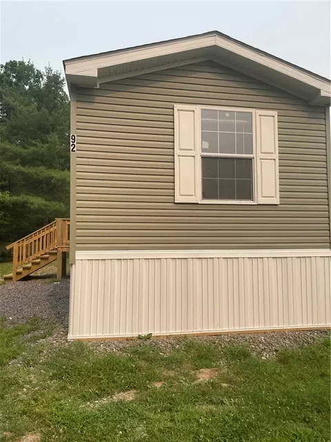 92 Third St, Farmington, NY 14425