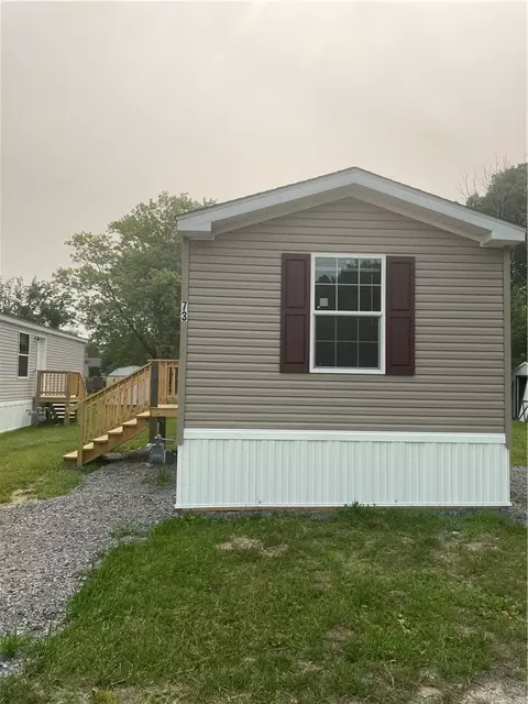 73 Second St, Farmington, NY 14425