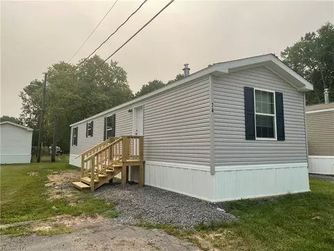 74 Second St, Farmington, NY 14425