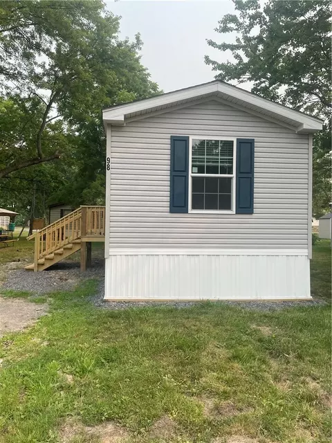 98 Northrup Ln, Farmington, NY 14425