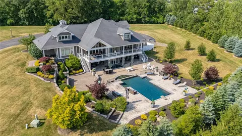 14 Poinciana Dr, Pittsford, NY 14534