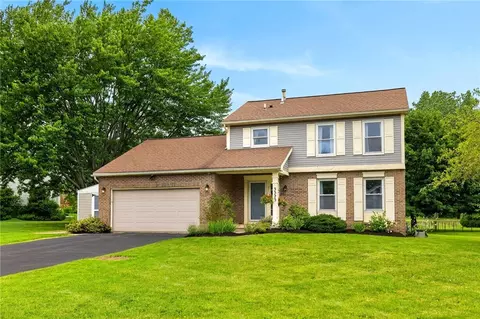 3323 Evergreen Cir, Walworth, NY 14568