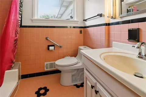 Bath - 38 Stanridge Ct, Irondequoit, NY 14617 photo 1 of 2