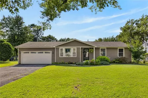 21 Horatio Ln, Gates, NY 14624