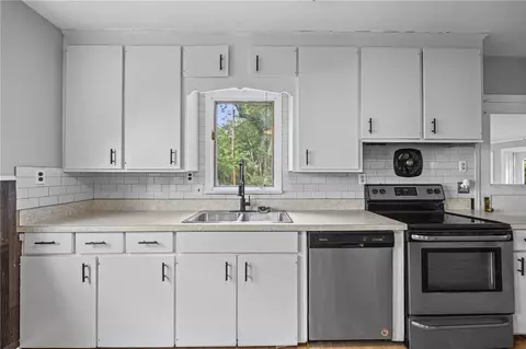 Kitchen - 260 Pardee Rd, Irondequoit, NY 14609 photo 2 of 4