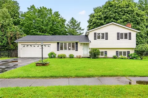12 Teresa Cir, Gates, NY 14624