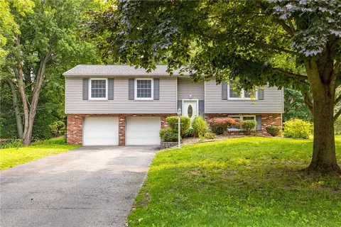 24 Carriage Ct, Pittsford, NY 14534
