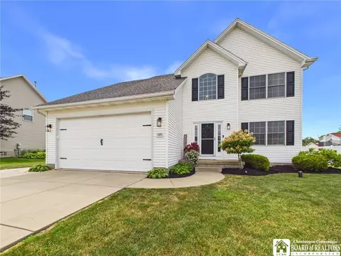 5890 Pinehurst Ct, Lake View, NY 14085