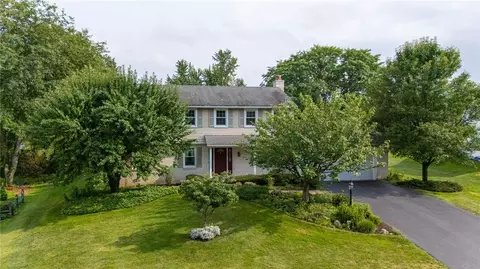 77 S Ridge Trl, Perinton, NY 14450