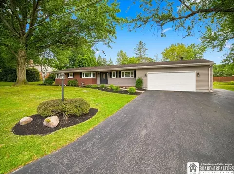 7 Briggs St, Busti, NY 14750