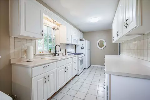 Kitchen - 77 Willowen Dr, Irondequoit, NY 14609 photo 2 of 5