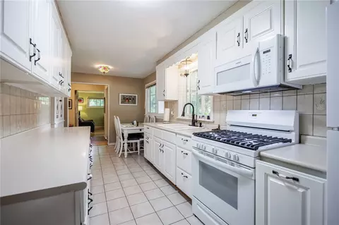 Kitchen - 77 Willowen Dr, Irondequoit, NY 14609 photo 4 of 5