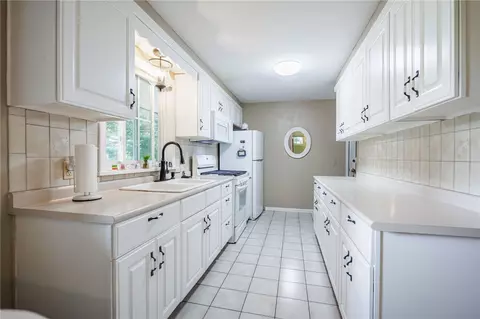 Kitchen - 77 Willowen Dr, Irondequoit, NY 14609 photo 3 of 5
