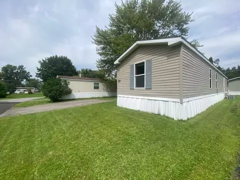 121 Tidd Cir, Farmington, NY 14425