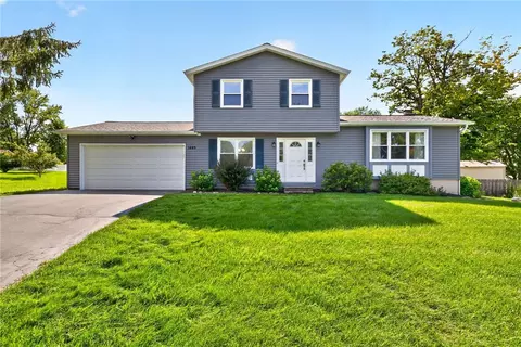 1449 Windsor Cir, Farmington, NY 14425