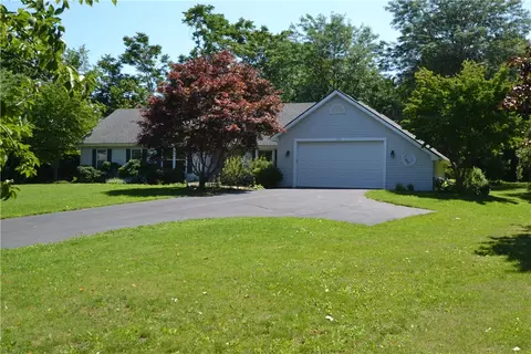 127 Galvin Ct, Farmington, NY 14425