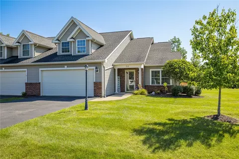 26 Cloister Ln, Webster, NY 14580