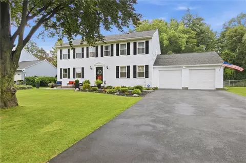 233 Round Pond Ln, Greece, NY 14626