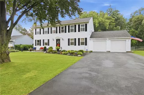 233 Round Pond Ln, Greece, NY 14626