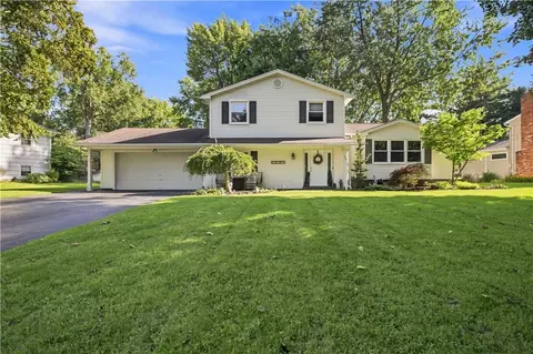 117 Parkmeadow Dr, Pittsford, NY 14534