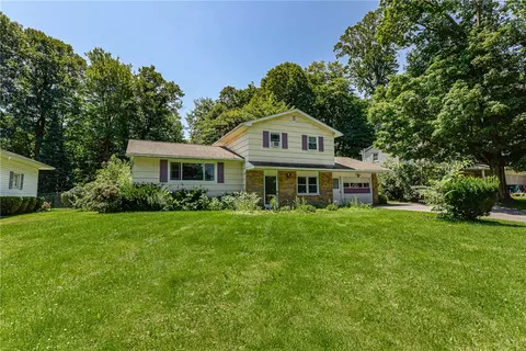 35 Lee Circle Dr, Greece, NY 14626