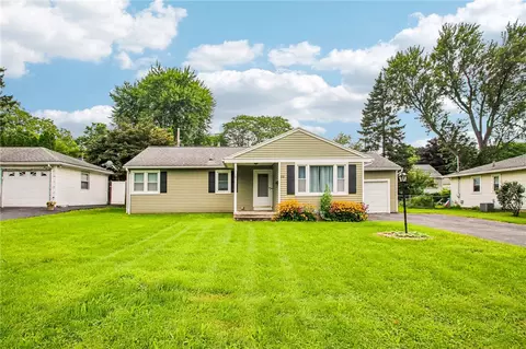 33 Merrydale Dr, Gates, NY 14624