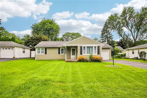 33 Merrydale Dr, Gates, NY 14624