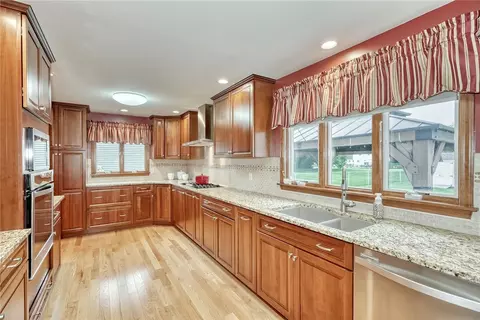 Kitchen - 721 Close Cir, Webster, NY 14580 photo 3 of 6