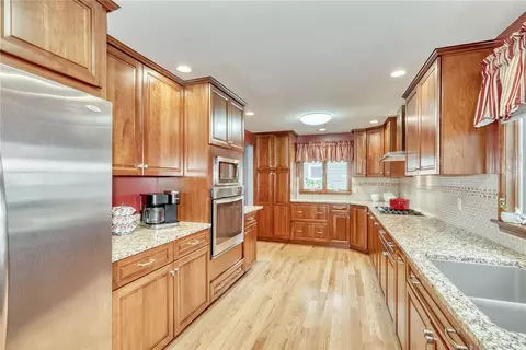 Kitchen - 721 Close Cir, Webster, NY 14580 photo 4 of 6