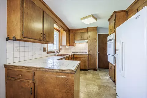 Kitchen - 90 Oakbend Ln, Irondequoit, NY 14617 photo 2 of 4