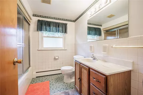 Bath - 90 Oakbend Ln, Irondequoit, NY 14617 photo 2 of 3