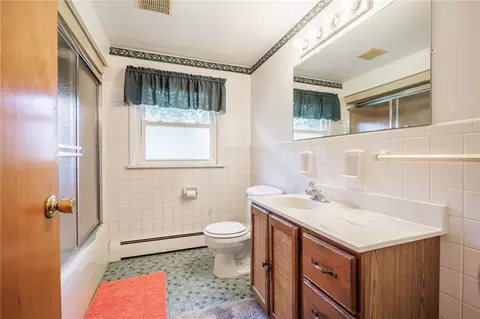 Bath - 90 Oakbend Ln, Irondequoit, NY 14617 photo 2 of 3