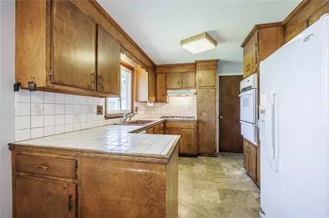 Kitchen - 90 Oakbend Ln, Irondequoit, NY 14617 photo 2 of 4