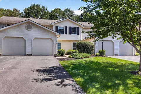 139 Courtshire Ln, Penfield, NY 14526