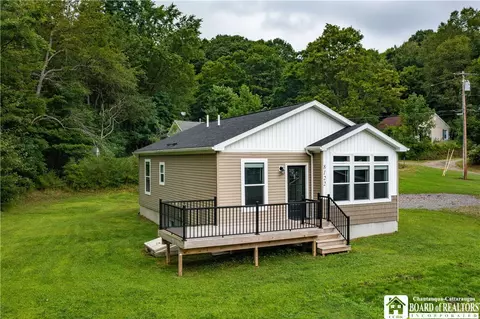 8122 Bear Lake Rd, Pomfret, NY 14784