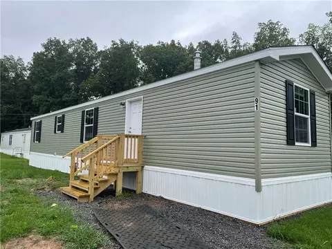 91 Third St, Farmington, NY 14425